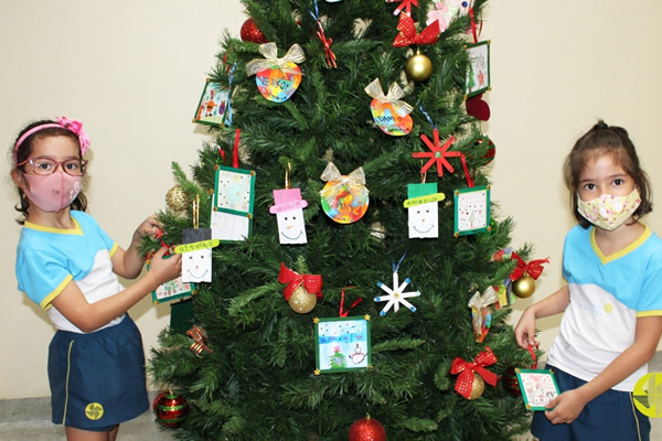 Montando a Árvore de Natal - Colégio Le Perini. Educação Infantil e Ensino Fundamental. Indaiatuba, SP