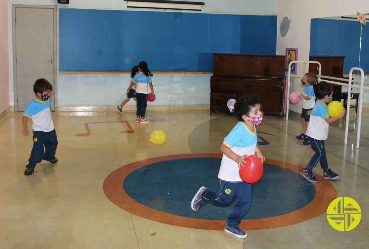 Correr, pular, dançar, brincar - Colégio Le Perini. Educação Infantil e Ensino Fundamental. Indaiatuba, SP
