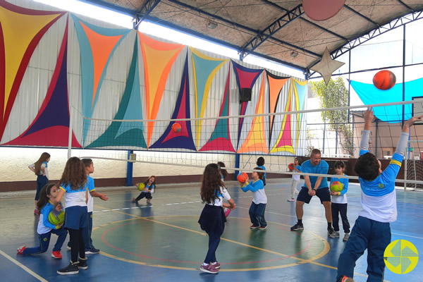 Arrasando no Voleibol - Colgio Le Perini. Educao Infantil e Ensino Fundamental. Indaiatuba, SP