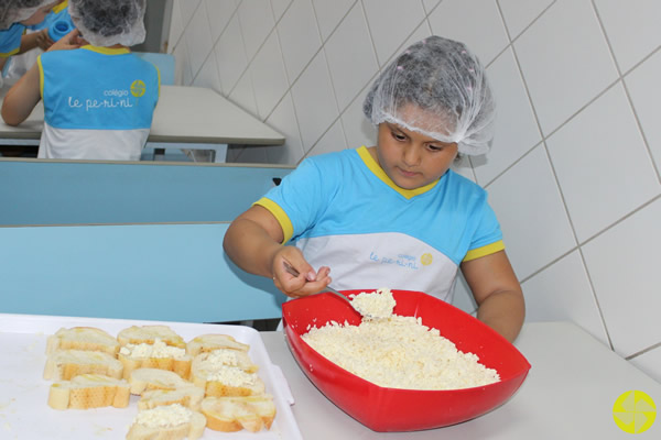 Preparando deliciosas bruschettas - Colgio Le Perini. Educao Infantil e Ensino Fundamental. Indaiatuba, SP