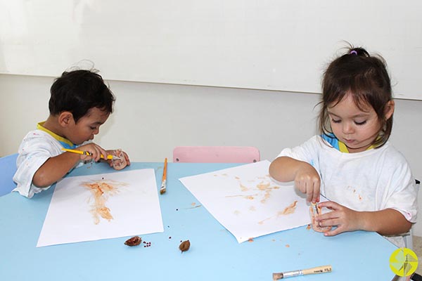 Pintura com urucum - Colgio Le Perini. Educao Infantil e Ensino Fundamental. Indaiatuba, SP