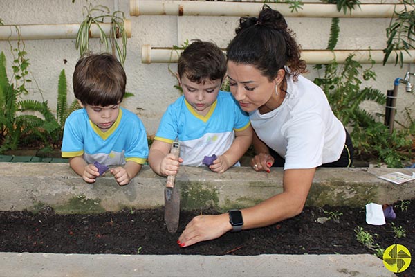 Plantando tomates na horta - Colgio Le Perini. Educao Infantil e Ensino Fundamental. Indaiatuba, SP