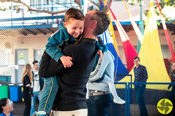 Felicidade entre pais e filhos - Colgio Le Perini. Educao Infantil e Ensino Fundamental. Indaiatuba, SP