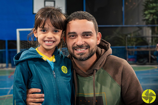 Como  bom se divertir ao lado do papai! - Colgio Le Perini. Educao Infantil e Ensino Fundamental. Indaiatuba, SP