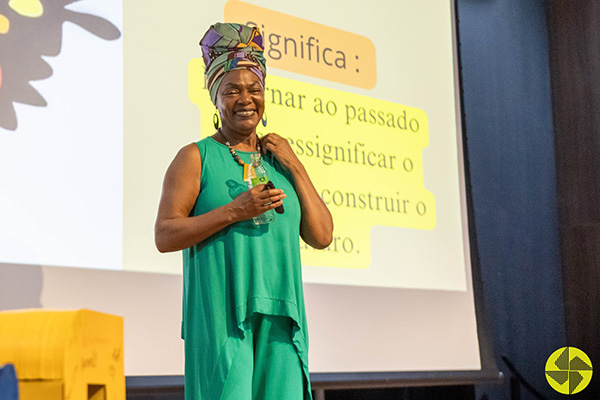 Palestra sobre Letramento Racial - Colgio Le Perini. Educao Infantil e Ensino Fundamental. Indaiatuba, SP