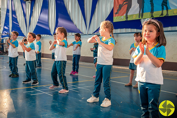 Brincando com o papai - Colgio Le Perini. Educao Infantil e Ensino Fundamental. Indaiatuba, SP