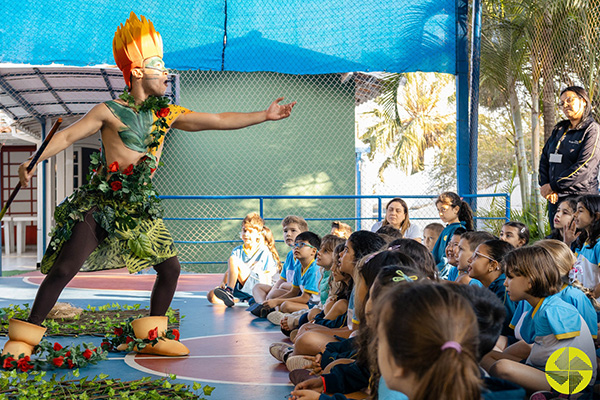 Contao de histria com o Curupira - Colgio Le Perini. Educao Infantil e Ensino Fundamental. Indaiatuba, SP