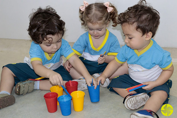 Reconhecendo as cores - Colgio Le Perini. Educao Infantil e Ensino Fundamental. Indaiatuba, SP