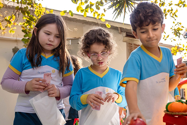 Explorando novos alimentos - Colgio Le Perini. Educao Infantil e Ensino Fundamental. Indaiatuba, SP