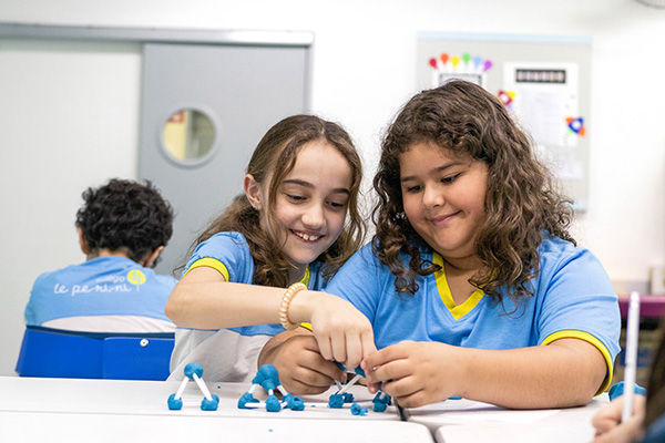 Construindo slidos geomtricos - Colgio Le Perini. Educao Infantil e Ensino Fundamental. Indaiatuba, SP