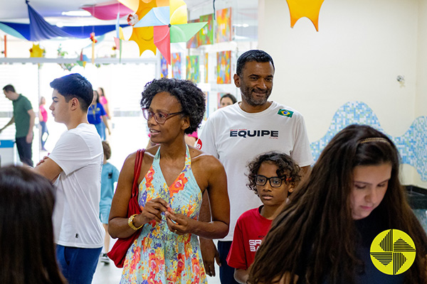 Cores, Criatividade e Emoo: Um Espetculo de Arte e Afeto - Colgio Le Perini. Educao Infantil e Ensino Fundamental. Indaiatuba, SP