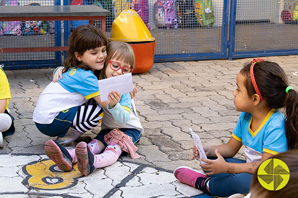 Vivenciando a comunicao por meio de cartas - Colgio Le Perini. Educao Infantil e Ensino Fundamental. Indaiatuba, SP