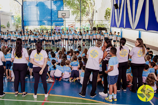 Uma Homenagem Emocionante, celebrando o Poder de Ensinar - Colgio Le Perini. Educao Infantil e Ensino Fundamental. Indaiatuba, SP