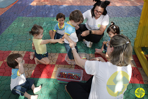 Atividade sensorial com os pezinhos - Colgio Le Perini. Educao Infantil e Ensino Fundamental. Indaiatuba, SP