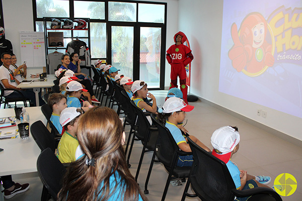 Vivenciando o Trnsito no Clubinho Honda - Colgio Le Perini. Educao Infantil e Ensino Fundamental. Indaiatuba, SP