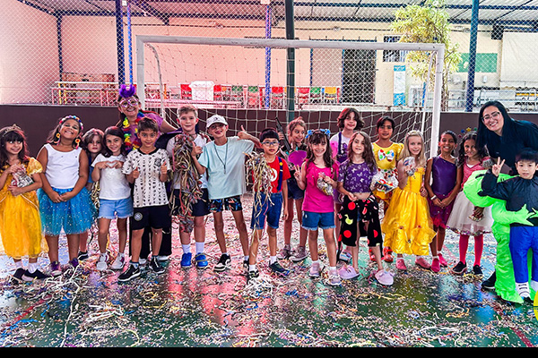 Entre fantasias, confetes e serpentinas - Colgio Le Perini. Educao Infantil e Ensino Fundamental. Indaiatuba, SP