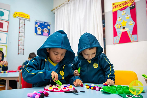 Treinando o movimento de pina - Colgio Le Perini. Educao Infantil e Ensino Fundamental. Indaiatuba, SP