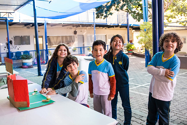 Alegria leve, dias coloridos e muitas memrias felizes - Colgio Le Perini. Educao Infantil e Ensino Fundamental. Indaiatuba, SP