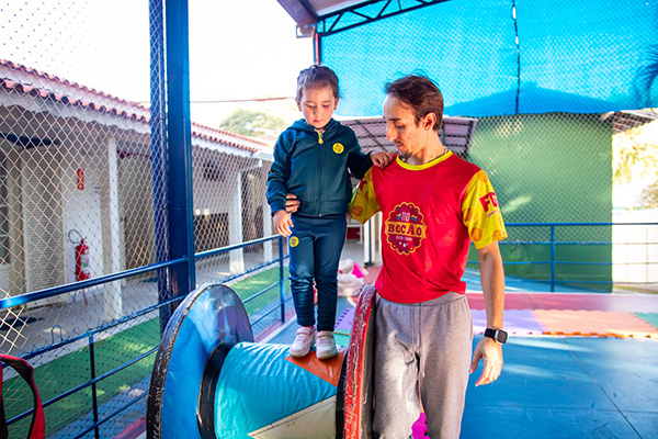 Equilbrio e malabarismo - Colgio Le Perini. Educao Infantil e Ensino Fundamental. Indaiatuba, SP