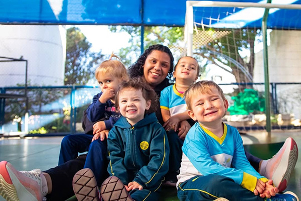 Como  bom ser criana! - Colgio Le Perini. Educao Infantil e Ensino Fundamental. Indaiatuba, SP