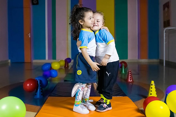Curso de Frias: At os ps entraram na diverso - Colgio Le Perini. Educao Infantil e Ensino Fundamental. Indaiatuba, SP