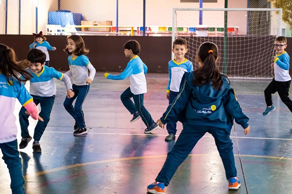 Me da Rua - Colgio Le Perini. Educao Infantil e Ensino Fundamental. Indaiatuba, SP