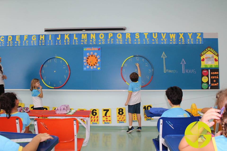 1ºs Anos - Relógio - Colégio Le Perini. Educação Infantil e Ensino Fundamental. Indaiatuba, SP