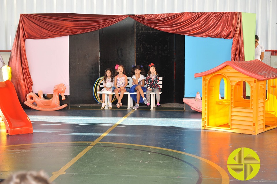 Teatro Um Presente para a Mãe - Colégio Le Perini. Educação Infantil e Ensino Fundamental. Indaiatuba, SP
