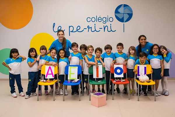 Caixa Surpresa das Vogais - Col�gio Le Perini. Educa��o Infantil e Ensino Fundamental. Indaiatuba, SP