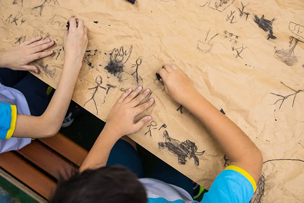 Pintura Rupestre - Col�gio Le Perini. Educa��o Infantil e Ensino Fundamental. Indaiatuba, SP