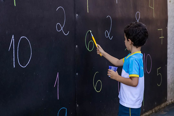 Pincel e �gua - Col�gio Le Perini. Educa��o Infantil e Ensino Fundamental. Indaiatuba, SP