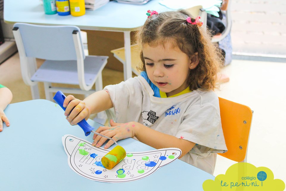 Atividade de pintura - Maternal I - Colgio Le Perini. Educao Infantil e Ensino Fundamental. Indaiatuba, SP