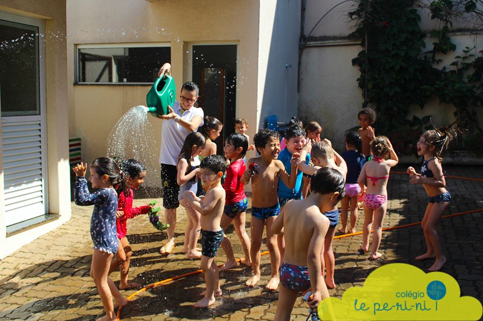 Banho de Mangueira - Colgio Le Perini. Educao Infantil e Ensino Fundamental. Indaiatuba, SP