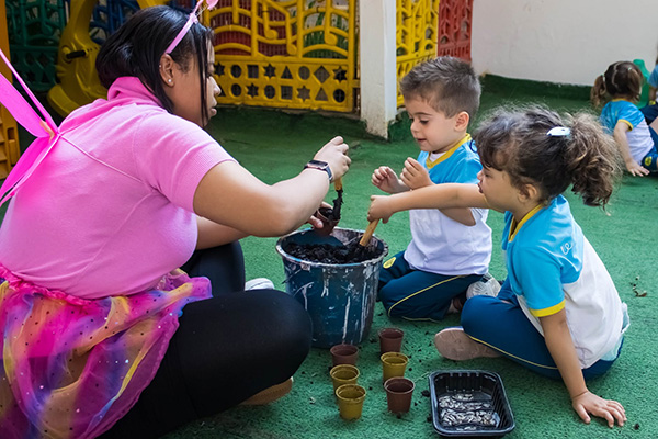 Celebrando a chegada da esta��o das flores - Col�gio Le Perini. Educa��o Infantil e Ensino Fundamental. Indaiatuba, SP