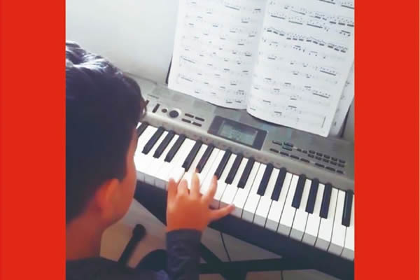 Estudo das partituras no piano - Colgio Le Perini. Educao Infantil e Ensino Fundamental. Indaiatuba, SP