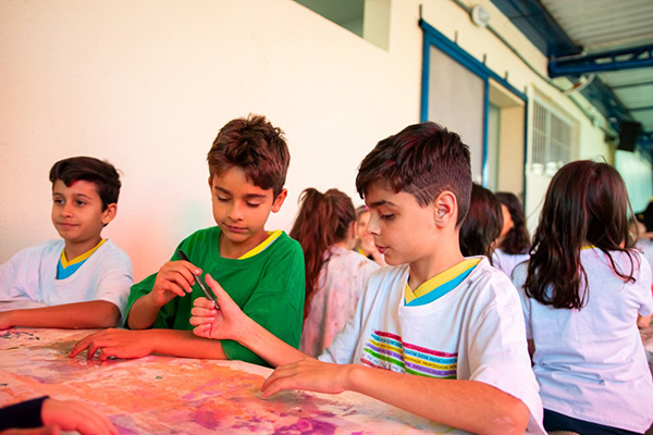 Retorno s aulas de Arte - Colgio Le Perini. Educao Infantil e Ensino Fundamental. Indaiatuba, SP