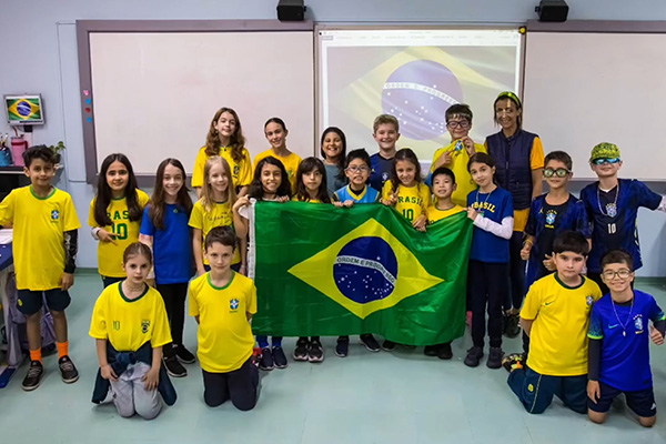 O Brasil inteiro veste verde e amarelo - Col�gio Le Perini. Educa��o Infantil e Ensino Fundamental. Indaiatuba, SP
