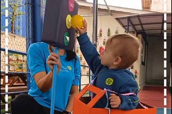 Aprendendo com as cores do tr�nsito! - Col�gio Le Perini. Educa��o Infantil e Ensino Fundamental. Indaiatuba, SP