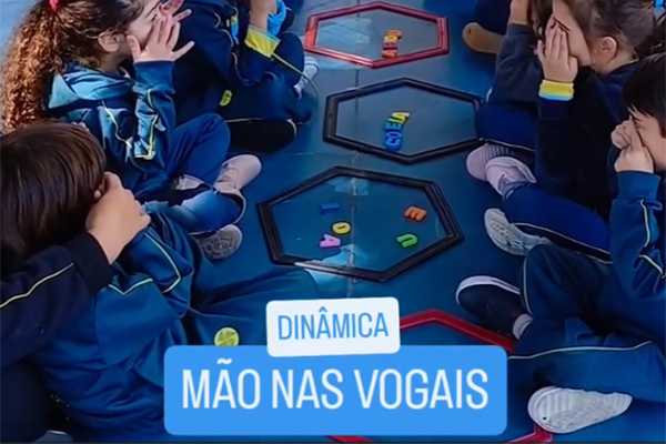 Mos nas Vogais - Colgio Le Perini. Educao Infantil e Ensino Fundamental. Indaiatuba, SP