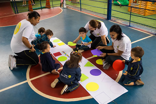 Explorando as Formas Geomtricas! - Colgio Le Perini. Educao Infantil e Ensino Fundamental. Indaiatuba, SP
