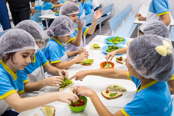 Sabor e conscincia  mesa! - Colgio Le Perini. Educao Infantil e Ensino Fundamental. Indaiatuba, SP