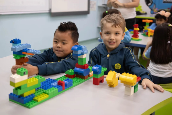 Aula de Robtica - Colgio Le Perini. Educao Infantil e Ensino Fundamental. Indaiatuba, SP