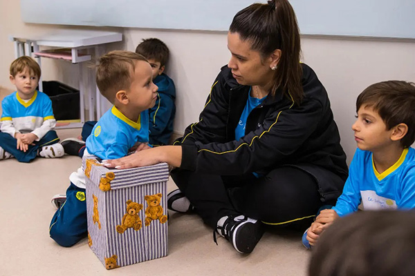 Caixa Surpresa - Col�gio Le Perini. Educa��o Infantil e Ensino Fundamental. Indaiatuba, SP
