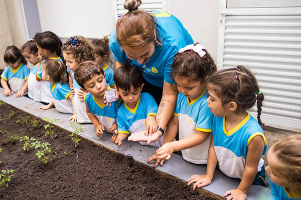 M�os na terra, olhos curiosos e muitos aprendizados! - Col�gio Le Perini. Educa��o Infantil e Ensino Fundamental. Indaiatuba, SP
